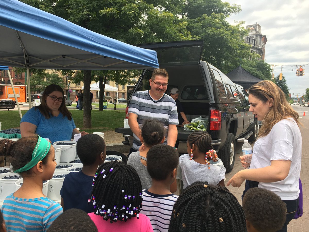 EnrichmentWeeks's tweet image. Visit to the farmers market downtown to learn about the fruits and vegetables grown in Central New York. #DrWeeksSCSD #SCSDEnrichment