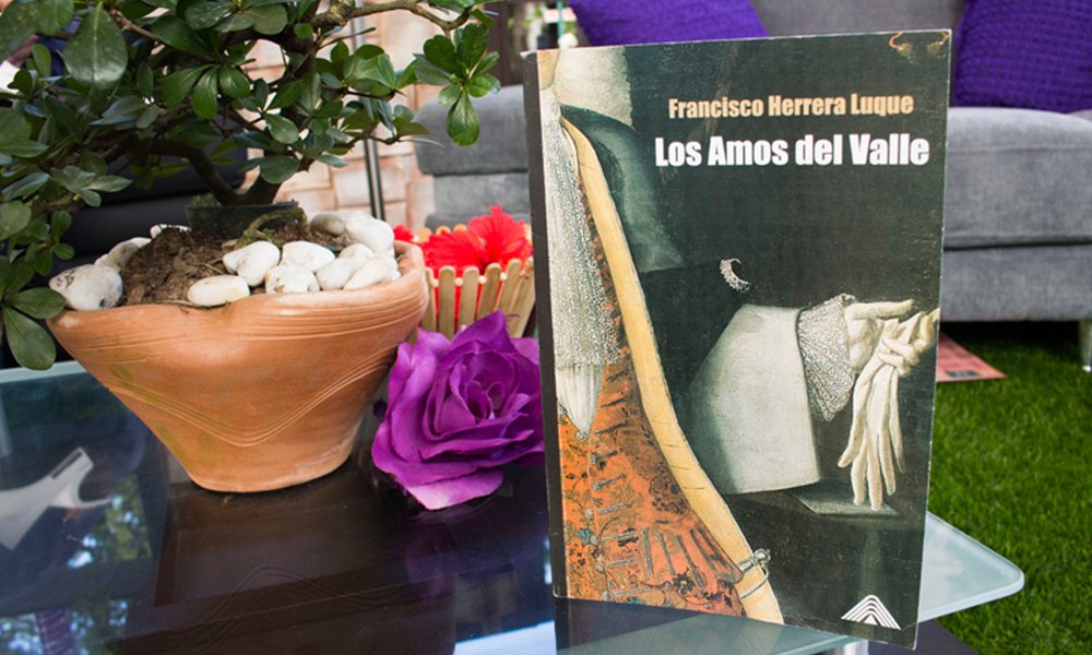 monte_avila's tweet photo. “Los Amos del Valle” de Francisco Herrera Luque fue bautizado este miércoles en la #Filcar2018 | #SomosLoQueLeemos | #Noticia https://t.co/6xGDZJQgFT | #EnFotos https://t.co/kkcECWn2XX https://t.co/rDCiBgHCIj