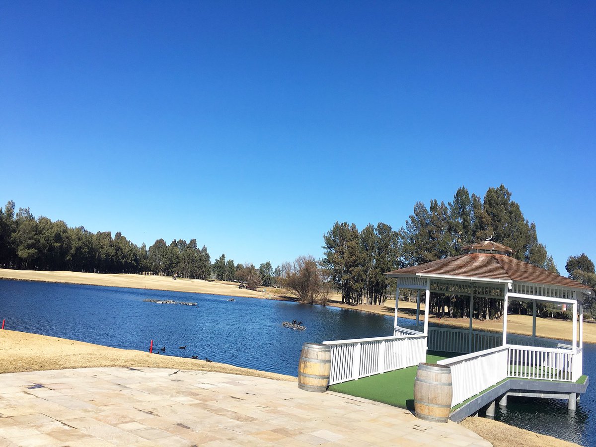 Perfect Weather ☀️ For Playing Golf ⛳️ Surrounded By A Beautiful Lake At @crowneplaza_huntervalley 
.
.
#crowneplazahuntervalley #huntervalley #golf #huntervalleyaccommodation