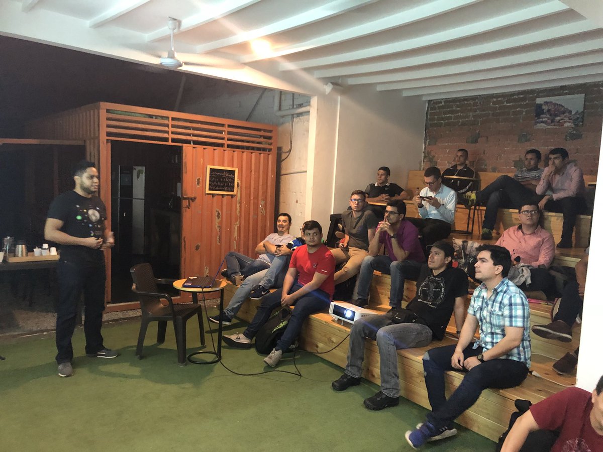 CalicoJS's tweet image. Ahora tenemos a @jggomezt hablandonos de Microservicios con Node y Google Cloud Platform