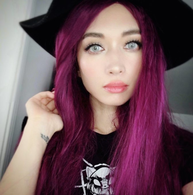 💜🖤𝕳𝖊𝖗𝖗𝖔 🖤💜 https://t.co/bGdddqLbcO
