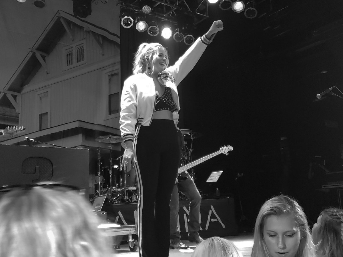 995wgar's tweet photo. Thank you @Lauren_Alaina, @PlyGem, and @CLEHabitat for making a difference in five families lives today in the CLE! Goodnight! #homeforgoodproject #clehabitat #makingadifference https://t.co/GXmhag4O7p