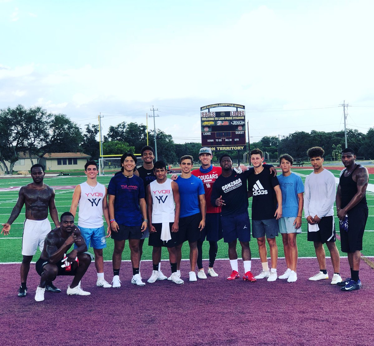 YVQBacademy's tweet image. MONSTER session!  Special thanks to Abilene Christian’s @First_Class_Cee NFL RB @AaronGreen22 &amp;amp; all of our other WR/RB/TEs that gave our YVQBs great looks today 🙌 #ItsAlmostThatTime⏰  #YVQB #Xbutton