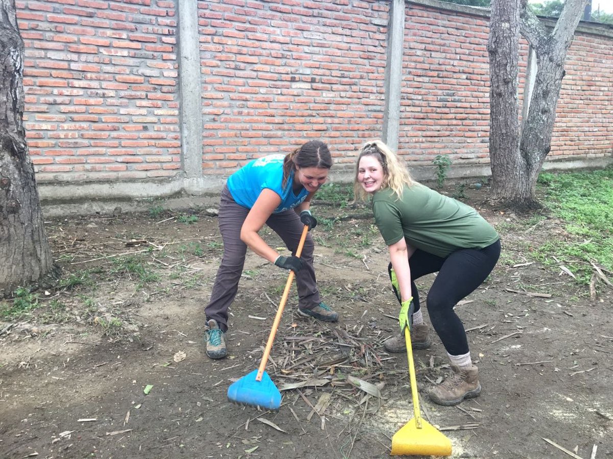 CampEcuador's tweet photo. #TeamPastaza at #CampCosta working💪 in the different projects to improve the infrastructure of the local school #DoSomethingAmazing #CamspEffect @CampsInt https://t.co/W9zkfYDu1k