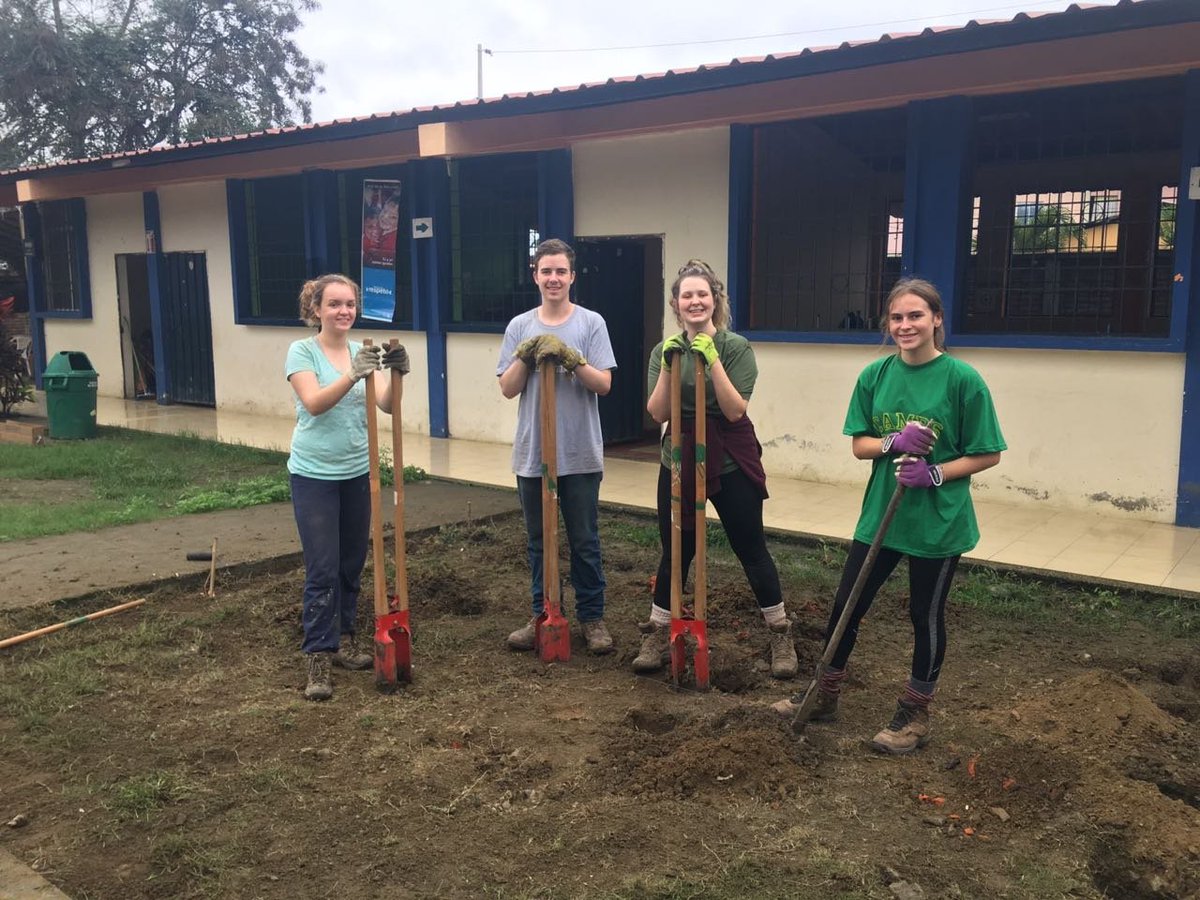CampEcuador's tweet photo. #TeamPastaza at #CampCosta working💪 in the different projects to improve the infrastructure of the local school #DoSomethingAmazing #CamspEffect @CampsInt https://t.co/W9zkfYDu1k