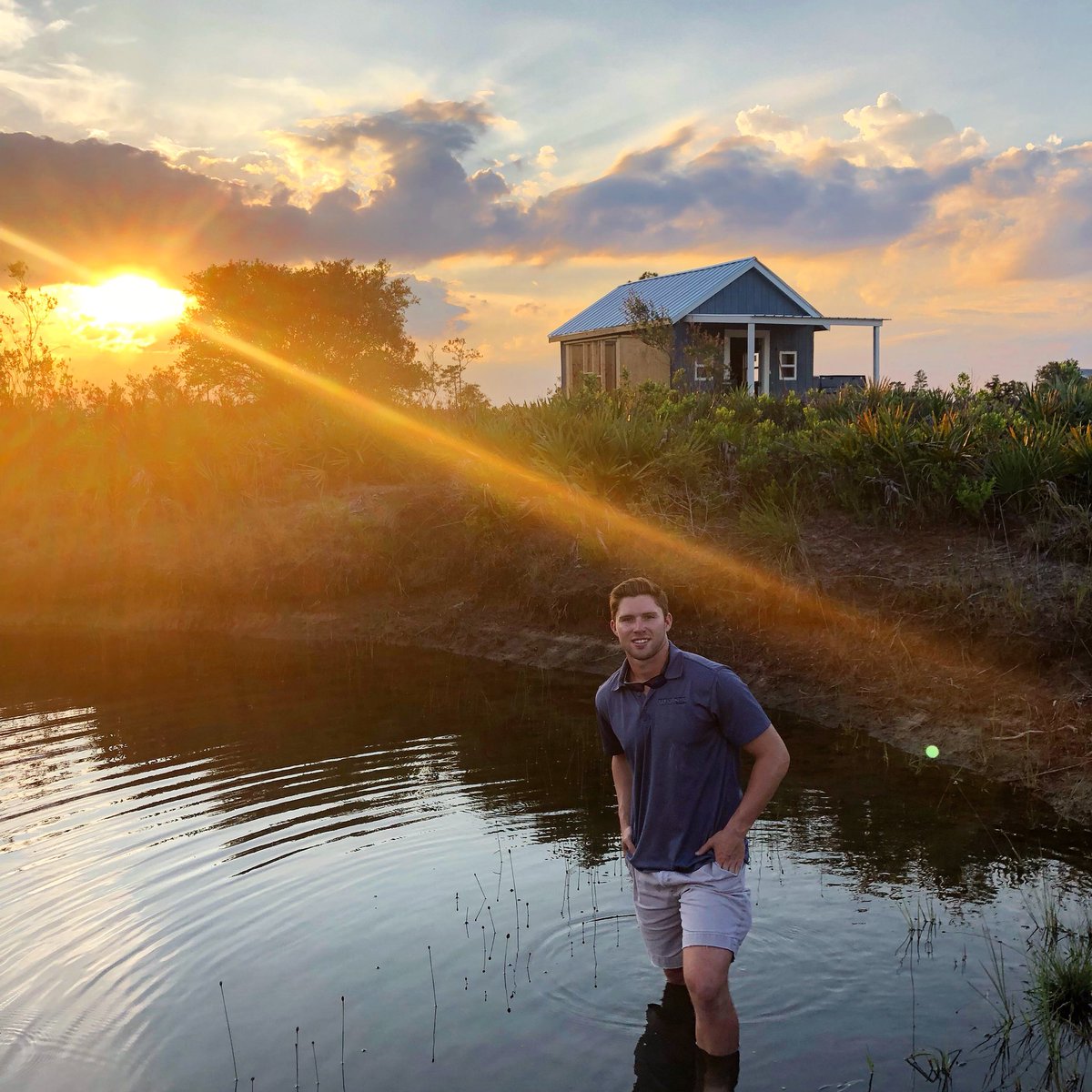 NoShoes_Rhett's tweet photo. Cabin is Straight out of a cheesy hallmark movie my mom watches.. https://t.co/GuTKkUxbn2