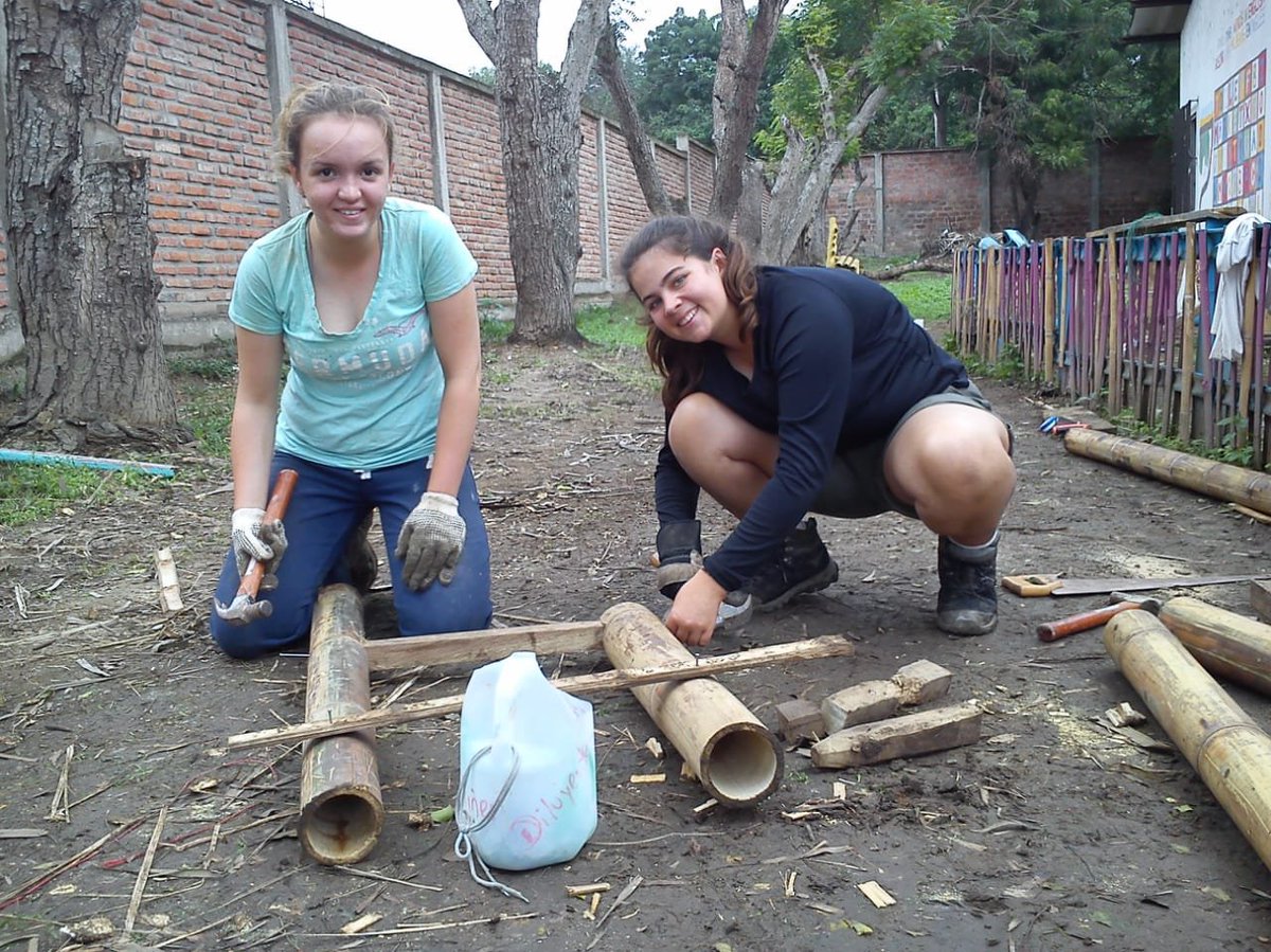 CampEcuador's tweet photo. #TeamPastaza at #CampCosta working💪 in the different projects to improve the infrastructure of the local school #DoSomethingAmazing #CamspEffect @CampsInt https://t.co/W9zkfYDu1k