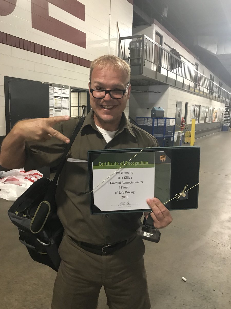LSafetysquad's tweet photo. #UPSshoutout to Eric for 11 years of safe driving in the mean city streets of St. Paul.👏🏽👏🏻👏🏾👏 Look at that smile... someone looks proud! @gchristianson21 @NMckinney78 @HenryMajerus https://t.co/q7wK7pmUBf