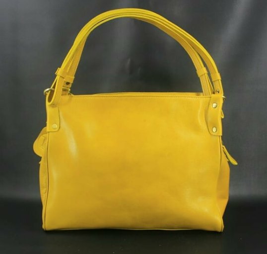 ShebiOmari's tweet photo. Sakura Bag Yellow

Size 38 x 10 x 30 cm
Bahan kulit sapi pulluup
Lining kain suede 
Tali Adjust
- Bag Depan ada slot serbaguna Beresliting
- Terdapat  2 kantong besar
- 2 Slot tanpa resliting

Harga 1,5 juta

To Order 
HP / WA : 081294836964
Koleksi Cek Instagram : @shebiomari https://t.co/JSYSx1S2D9