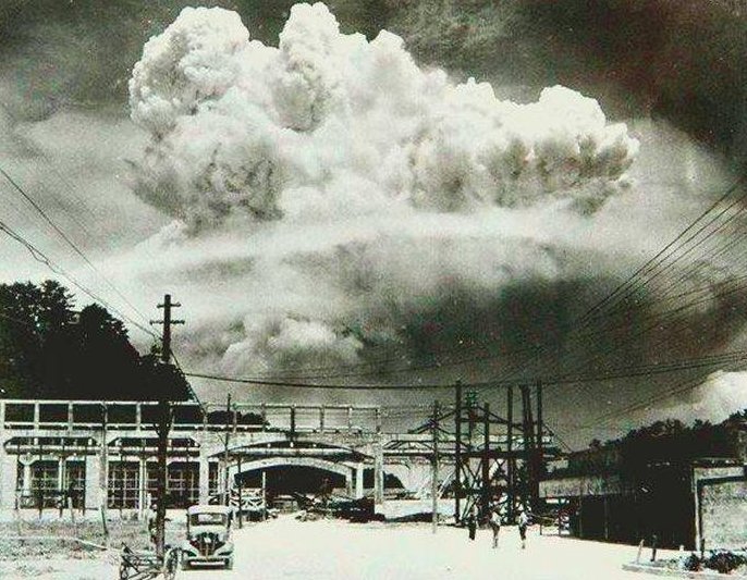 HistoryInPics's tweet photo. Nagasaki, 20 minutes after the atomic bombing in 1945. https://t.co/AFKf2a4M9E