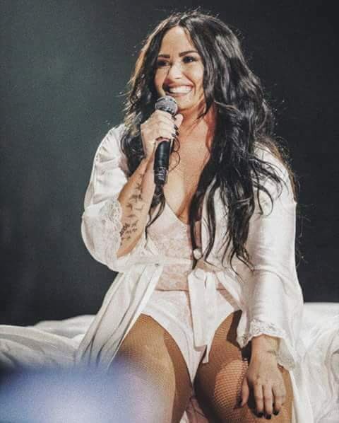 EndlesslyLovato's tweet photo. You will get through this. I truly believe you can get through anything. https://t.co/xUWUBAv2kL