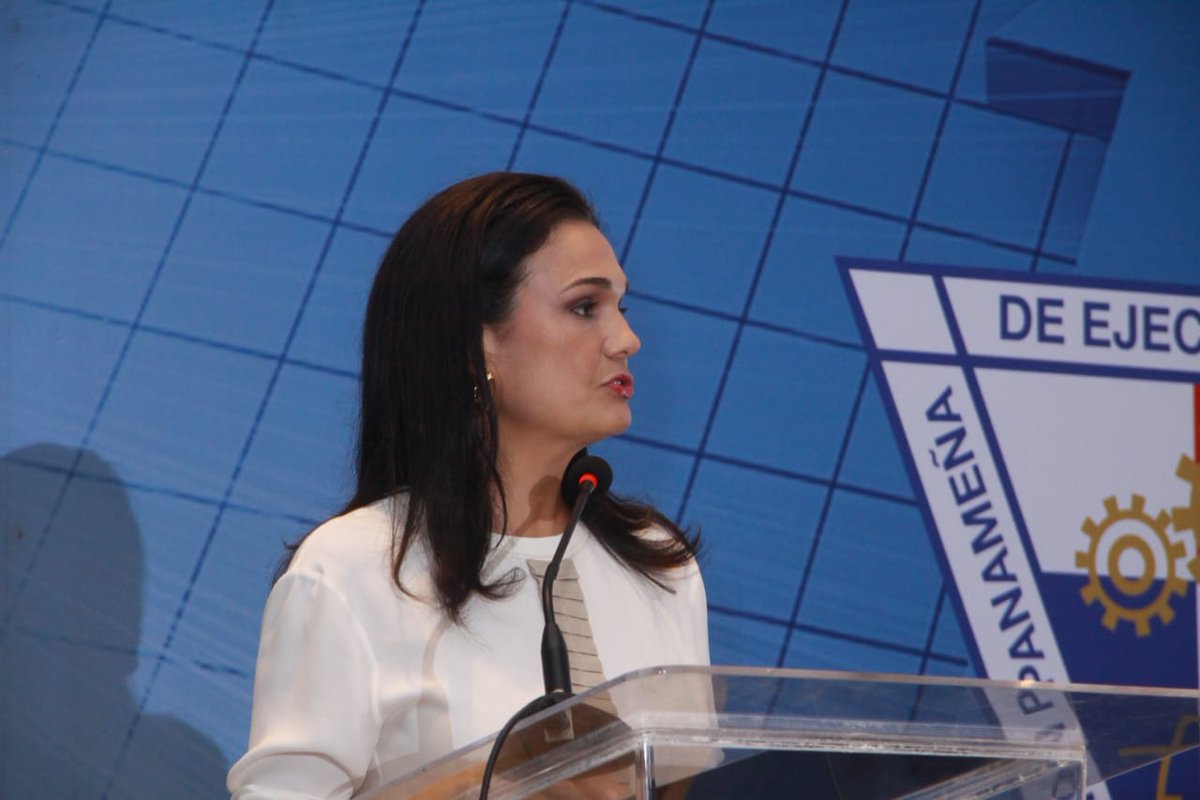 Apedeorg's tweet image. Vicepresidente y Canciller Isabel de Saint Malo de Alvarado ofreció las palabras por parte del gobierno nacional en el acto de Toma de Posesión 2018-2019 y resaltó la labor de APEDE a lo largo de su historia e instó a los miembros a trabajar por los #ODSenAcción #APEDENuevaJunta