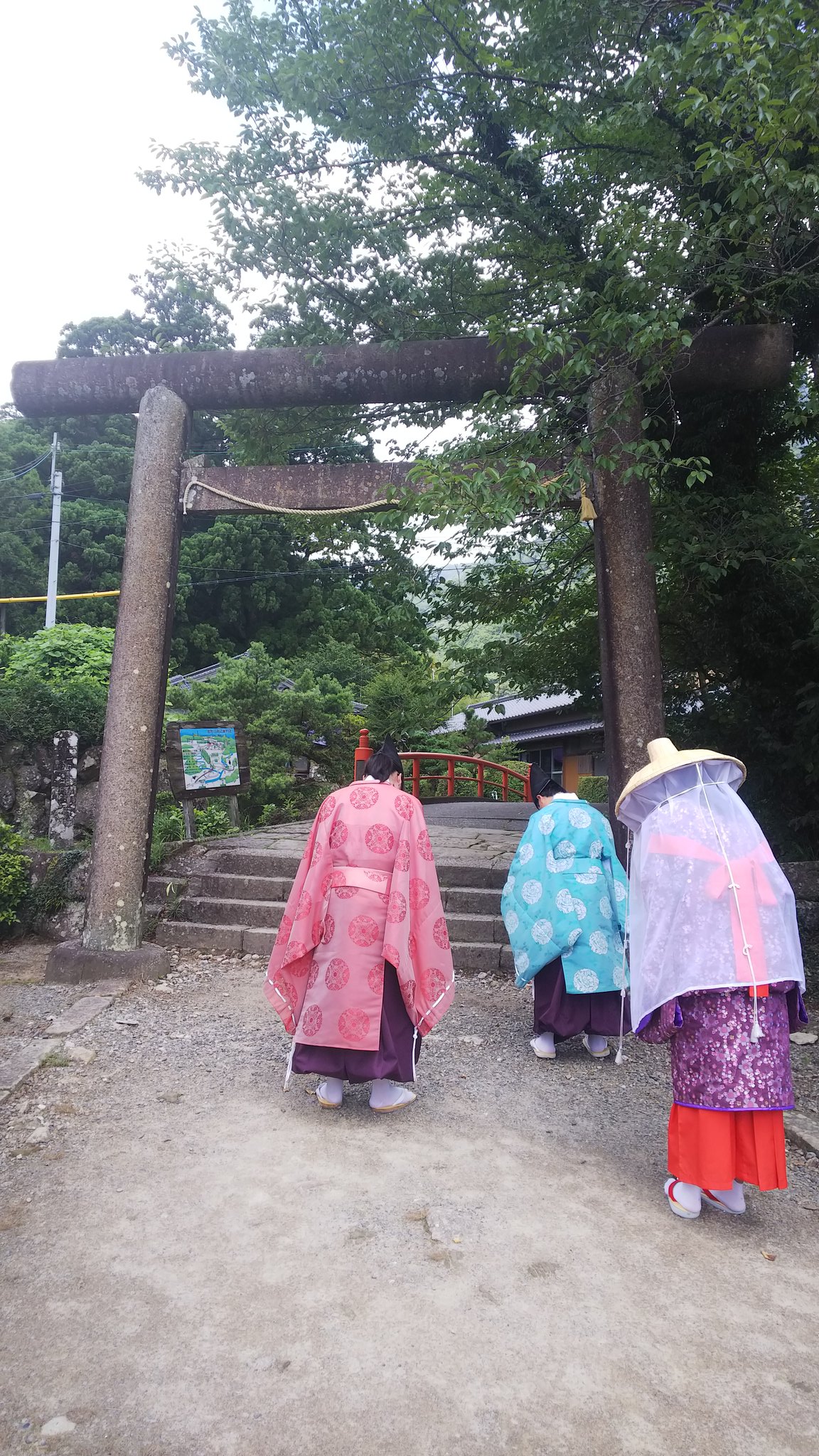 たろう A Twitteren 平安衣装で熊野古道を歩く３人 青服 烏帽子 次男 赤服 烏帽子 長男 そして長男の彼女 こう見えてみんなテンション上がってるww これがコスプレの魔力なのかっwwww T Co Uzepw0nf2s Twitter