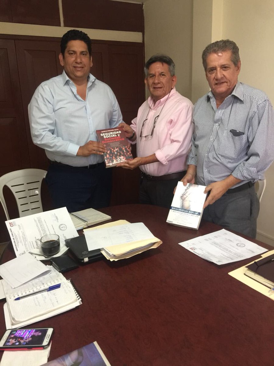 cut_guayas's tweet photo. Nuestra fortaleza está en el tbj permanente. Gracias a la dirigencia de los jubs del Iess y su líder @alexmite_49 por la entrega de dos libros como aporte a la biblioteca de nuestra Central. @EcuadorCut sumamos y multiplicamos hoy recibimos al compañero dirigente @AmazoniaEc https://t.co/ginyfhEDf9