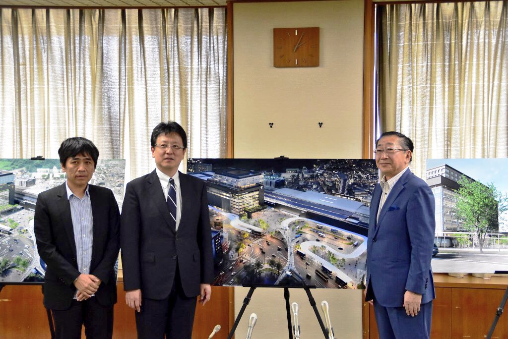 K_Onishi's tweet photo. 新しい熊本駅前広場のイメージパースをJR九州の青柳社長やデザイン監修を頂いた建築家の西沢立衛さんと共に昨日の記者会見で公表。広場空間には沢山の緑や水景施設を配置し憩える場所にすると同時に災害時の防災拠点として整備。2021年春の完成を目指します。新しい玄関口の完成をご期待下さい。 https://t.co/26LoxMDF7c