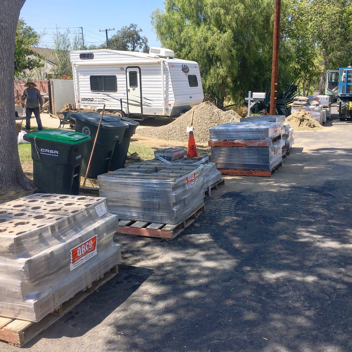 AlohaPavers's tweet photo. Lining the street with โฆ@ORCOBlockCoโฉ #paverlife #pavers #layinitdown https://t.co/vuL4QWfN1U