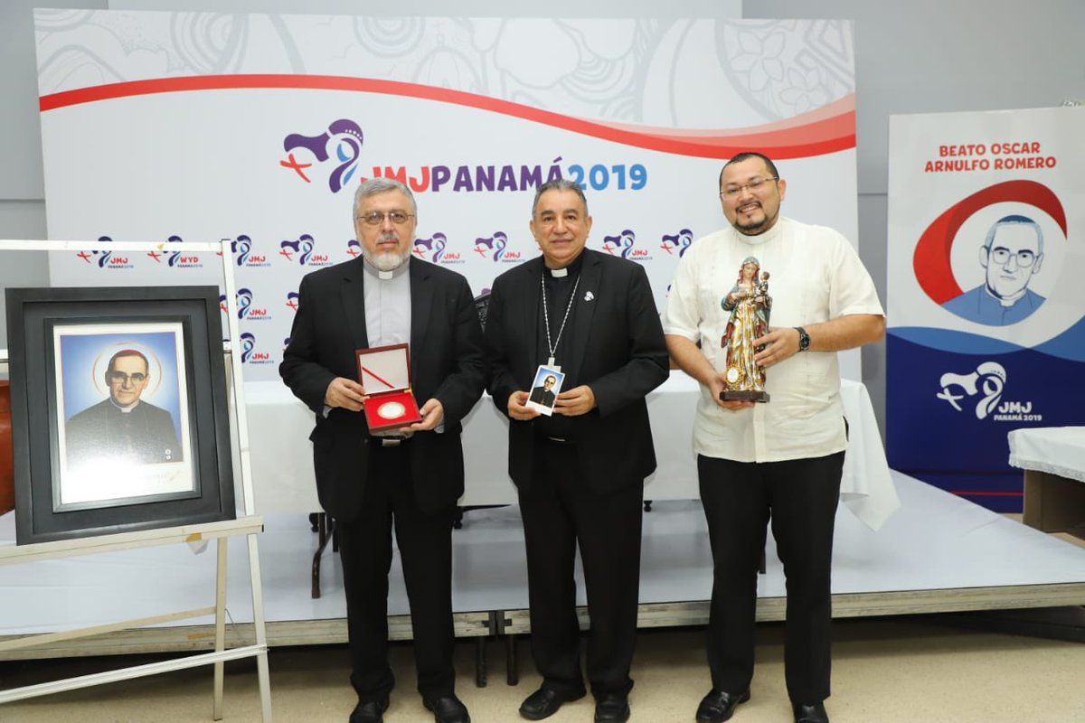 rmelsalvador's tweet photo. #JMJ2019
#RMSV 107.3 FM
Mons. José Domingo Ulloa Mendieta, Arzobispo de Panamá, recibió la imagen oficial del Beato, con la incrustación de la reliquia de Primer Grado (Contiene una Micro-Porción del hueso de una Costilla que se extrajo en la autopsia a Mons. Romero en 1980) https://t.co/2cMkcaSIJG