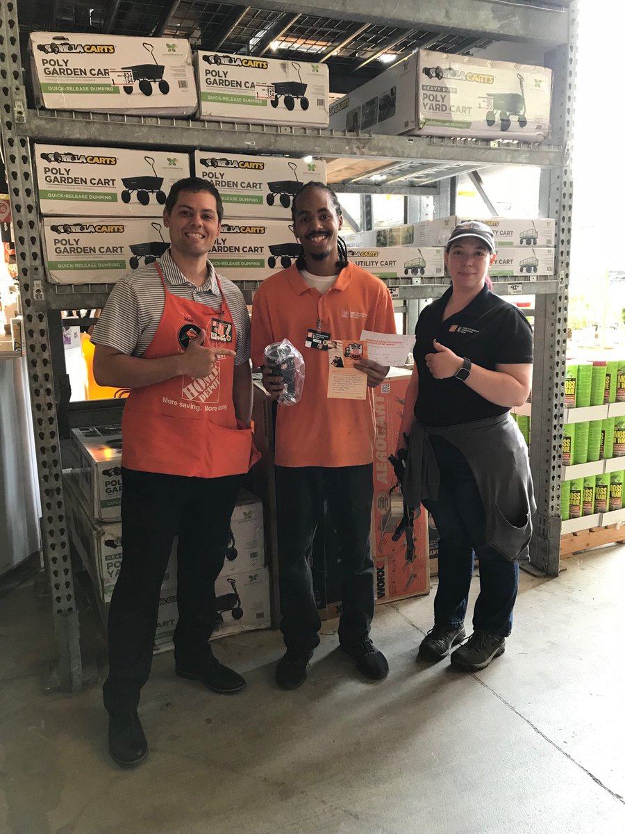 Matthew37270604's tweet photo. Recognizing Thomas Nickels at store 4711 as his teams Associate of the Month! https://t.co/7Gar7s9RAD