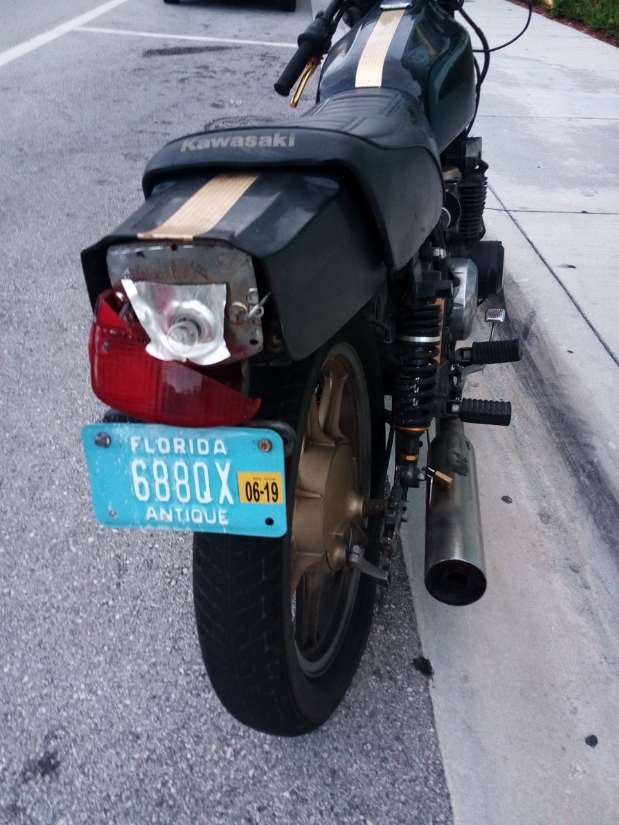 HectorDuathlon1's tweet photo. #Stolen #Abandom if somebody is looking for this motorcycle in Miami Florida have flat tires and broken stop light...#Kawasaki https://t.co/81Op39I8wM