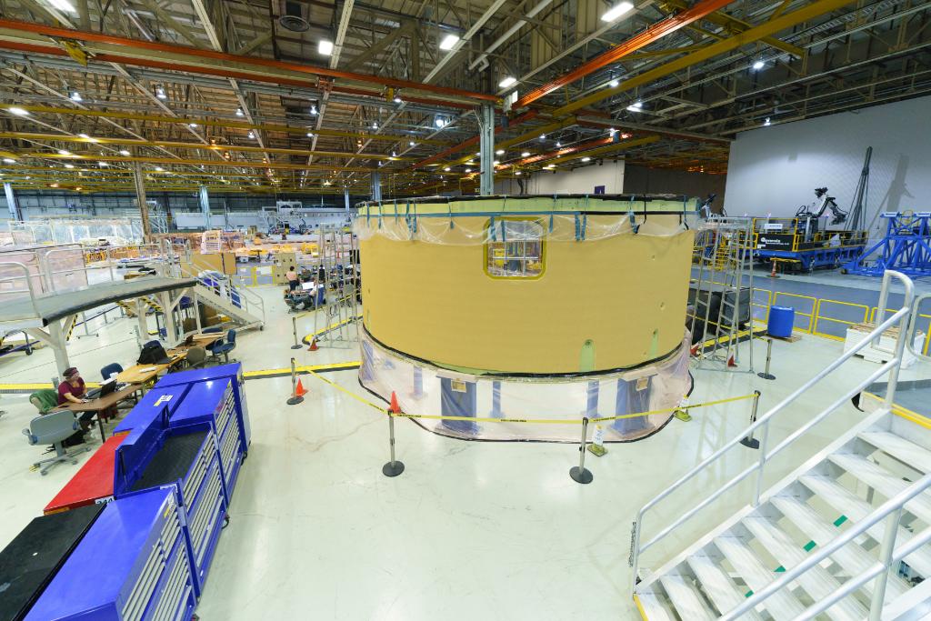 NASA_SLS's tweet photo. #NASAMAF contains one of the largest production buildings in the nation where the manufacturing and assembly of critical hardware for #NASASLS are under development! MORE >> https://t.co/yEidio3tUR https://t.co/0oqyuyKWbI