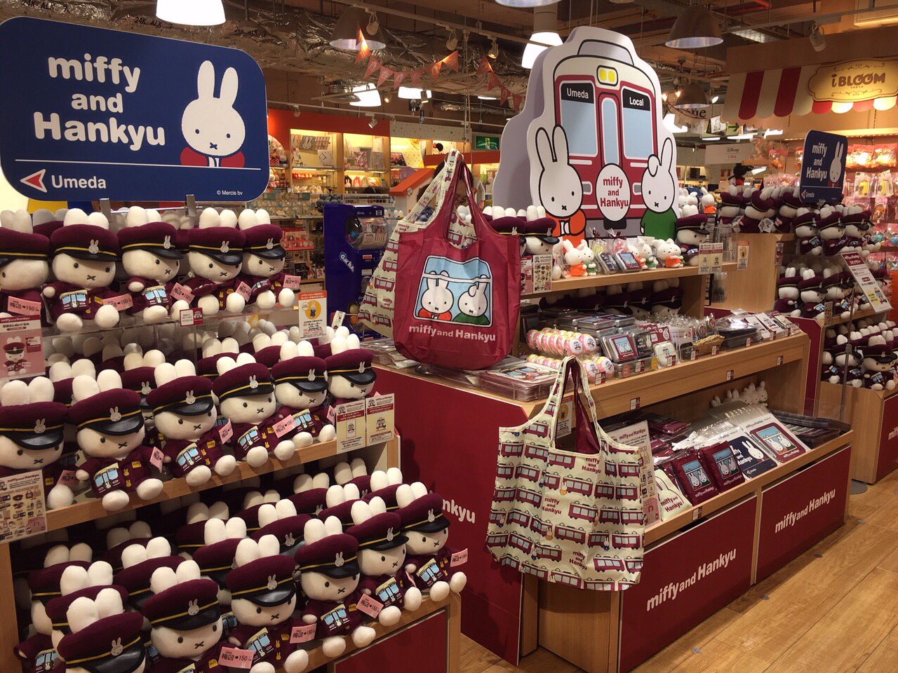 キデイランド大阪梅田店 公式 ミッフィースタイル 阪急電鉄 と ミッフィー がコラボレーション 本日は 阪急電車 のコラボグッズ第1弾の発売日です コラボレーションをお祝いして ミッフィースタイルの向かいの特設スペースにて大きく展開し