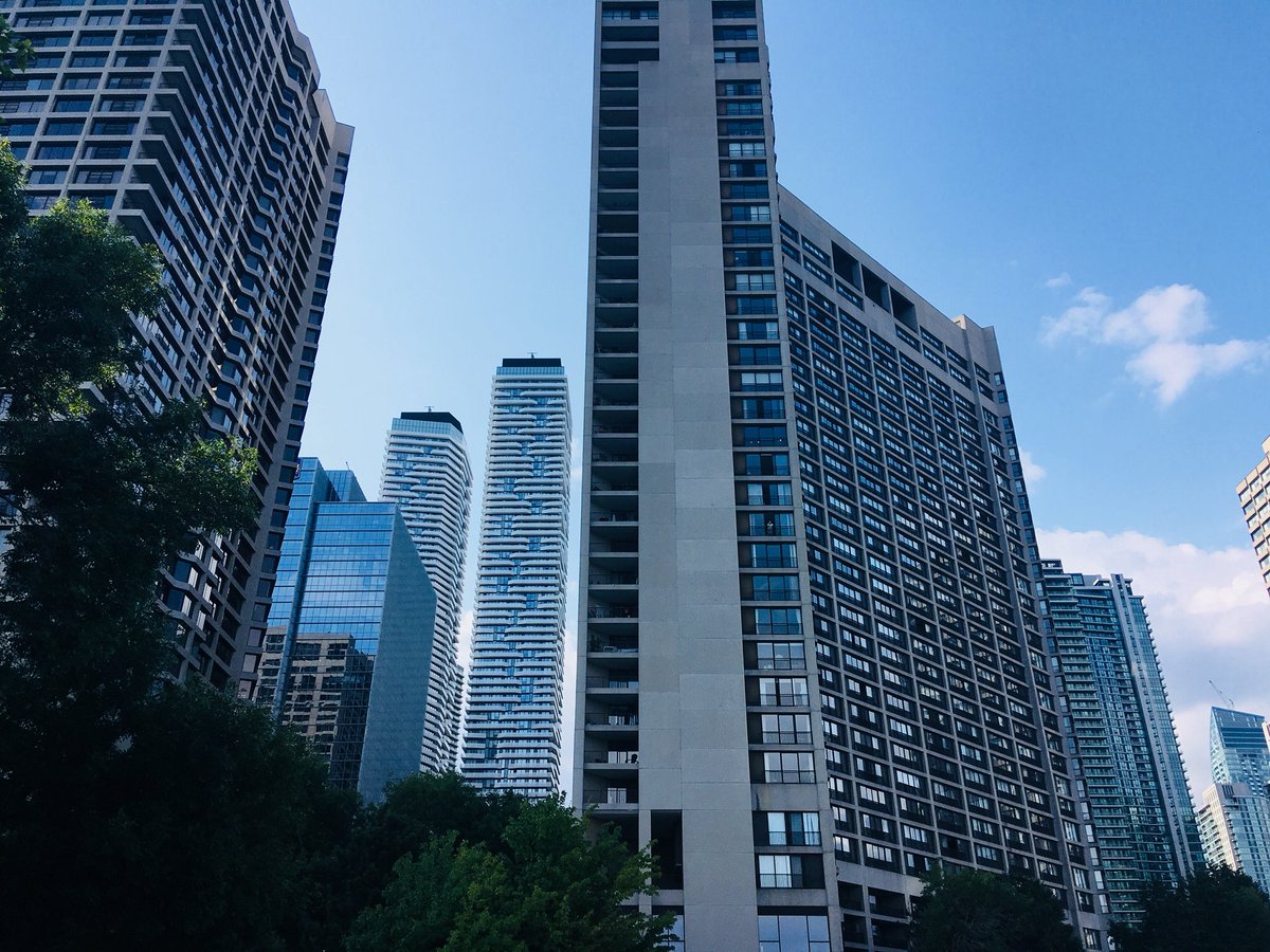 tamikitay's tweet image. Why maximum floor plates matter: Which has more of a visual impact to the pedestrian and blocks views to the lake and sky? The twin 65+ storey towers with 750m2 floorplates? Or the 30+ storey monolithic slab building stretched diagonally? #GoodDesignMatters