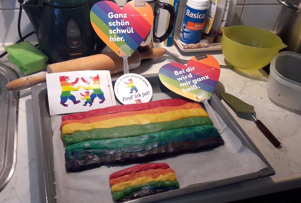 Queerspiegel's tweet photo. Hier noch ein süßer Nachschlag von Granny und Enkelin Estela. Beide haben am Sonnabend auch den 40. CSD gefeiert und sich auch über den Tagesspiegel im #Queerformat gefreut. Danke für den "Kuchen"! #CSDBerlin https://t.co/sdRE1PNh8O
