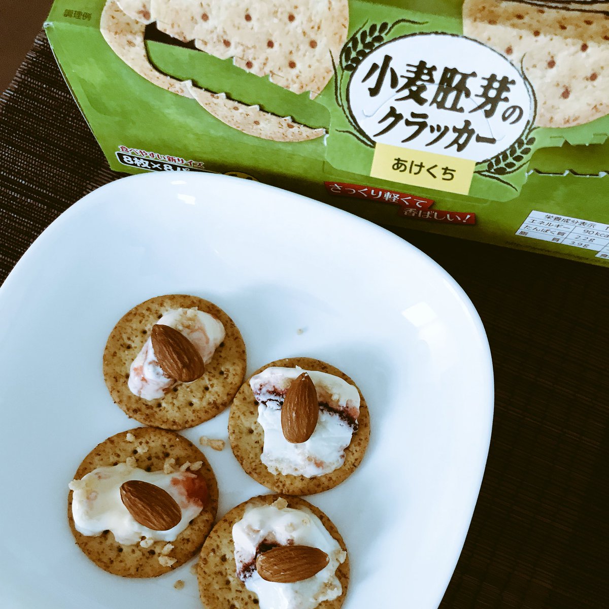 Pokopoko37's tweet image. 今日の子供のおやつ🌸

小麦胚芽のクラッカーにアイスとアーモンドのせ🍨

いつものアイスとちょっと違う味❣️

 #森永小麦胚芽 #1my