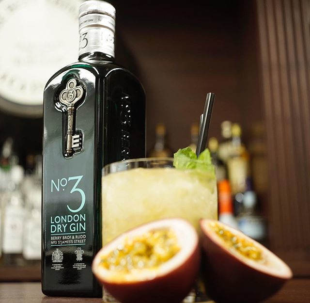 Uzivatel 日比谷bar Na Twitteru 今日から8月 今月はイギリスのロンドンドライジンno 3ginがオススメメニューに載ります 香り高いこのジンとフルーツや野菜のカクテルマリアージュ 是非お楽しみください 日比谷bar バー カクテル No3gin ジン Gin