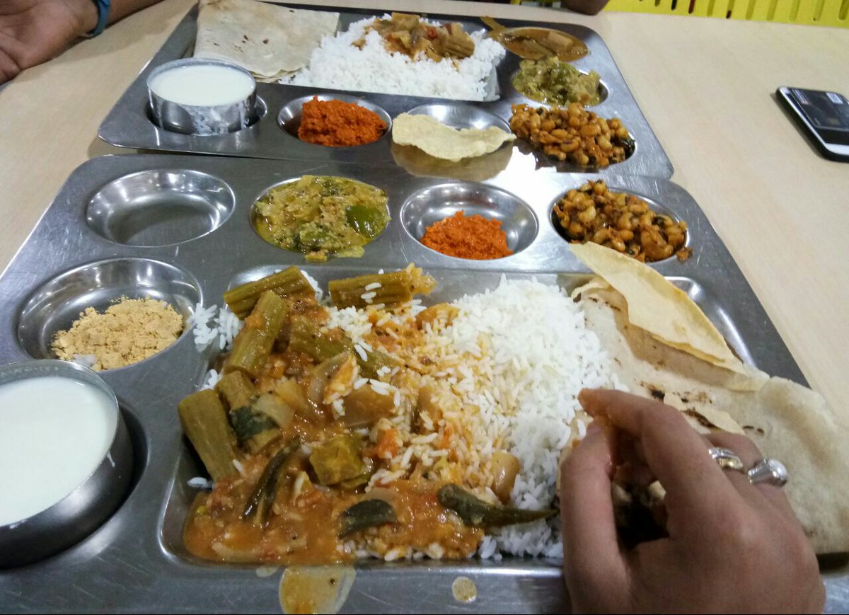 d_stolen_queen's tweet photo. #BeforeMeals & #AfterMeals .. #KaruNAdu #UttaraKarnataka Meals . Taste and Feel 😇Tatsed #JolaRoti, Capsicum Kurma it was a change compared to the food we eat regularly. @anchor_swathi U r my Perfect #Partner_in_Food.. Our Lunch breaks are really awesome 🤪😀😀😀😘😘 https://t.co/PUwRlB3e3b