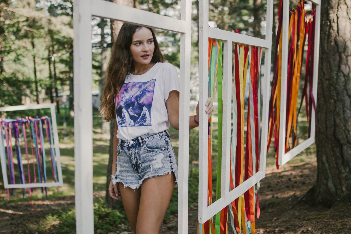 inktale's tweet image. Out of this world 🌌 t-shirt design by @aniplankova 
inktale.com/annieart09/gal…