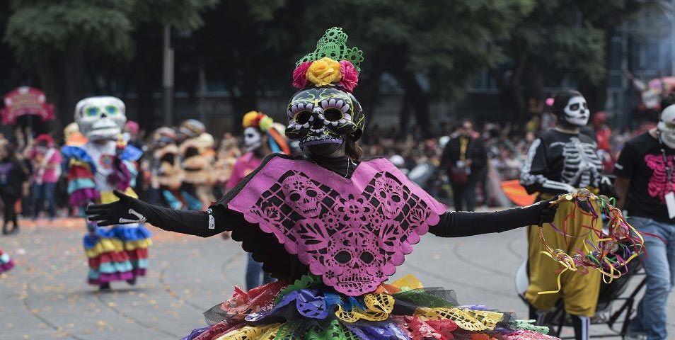 EsMexico's tweet photo. Conviértete en Catrina y forma parte de la producción de este gran desfile de la CDMX. Te decimos cómo puedes participar. https://t.co/DVtBijEJ0z  Vía #mexdesconocido https://t.co/Arxdot0oue