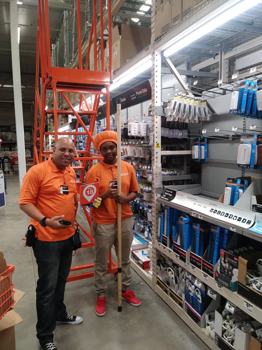 rian_clarke's tweet photo. Yamil and Zipporah executing bay ID signs 100percent in the aisles. Thanks team https://t.co/lPFgUDlqfP