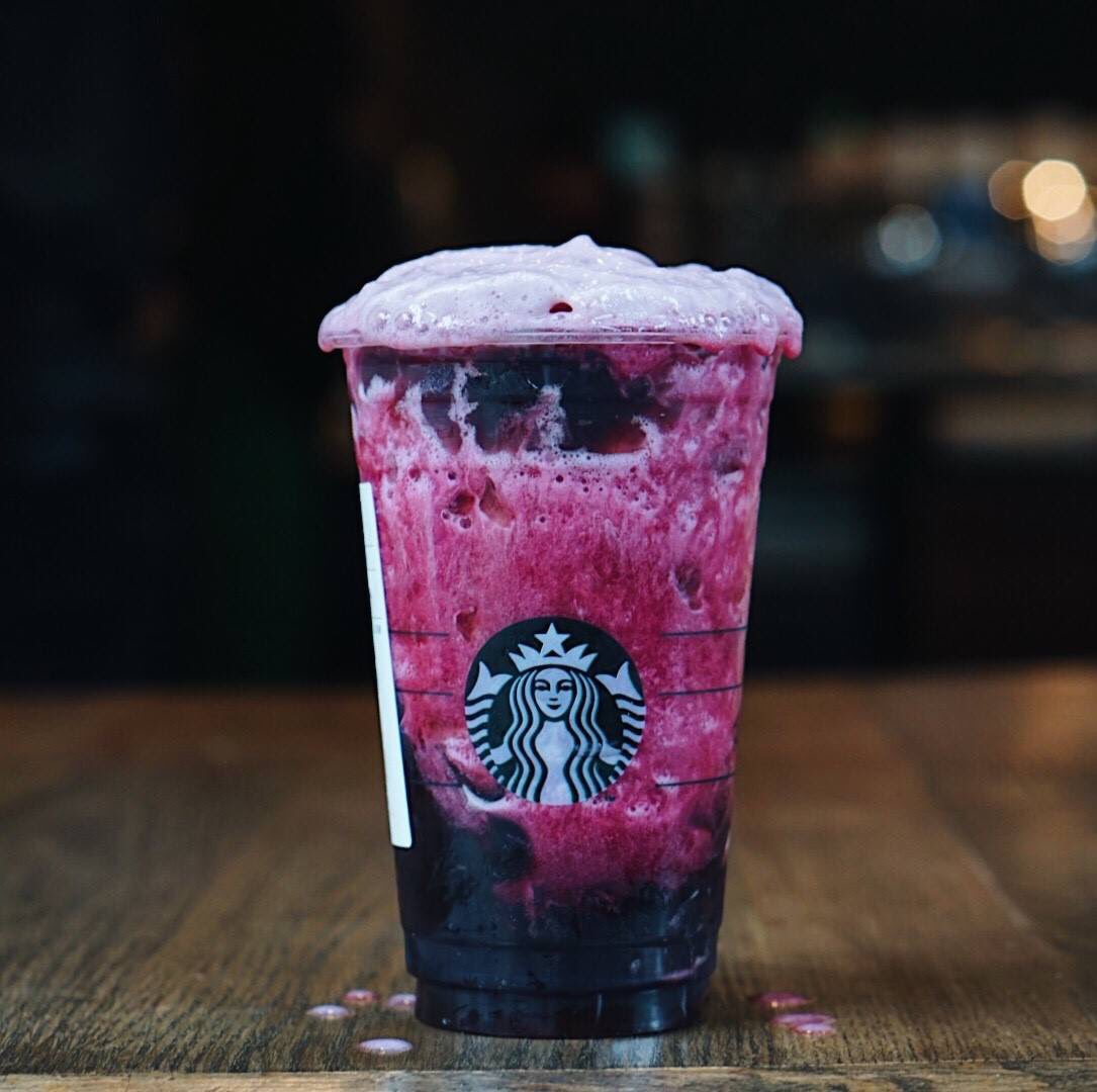 Redprice_50's tweet photo. #ชี้เป้า starbucks เมนูใหม่มา(อีก)แล้ว!

รีวิวย่อ
แก้วพีช: อร่อยมากไปกินซะ
แก้วองุ่น: โออิชิองุ่นเคียวโฮ

รีวิวยาว
Apricot&amp;Peach Yogurt 🍑
โยเกิร์ตปั่นใส่เจลลี่พีช ราดซอส apricot เข้ากันดีเป็นปี่เป็นขลุ่ย

Ruby Red Grape 🍇
น้ำองุ่นแดงปั่นเจลลี่เนื้อองุ่น ราดฟององุ่น เจ้มจ้น x3 https://t.co/q0ANl0iFrr