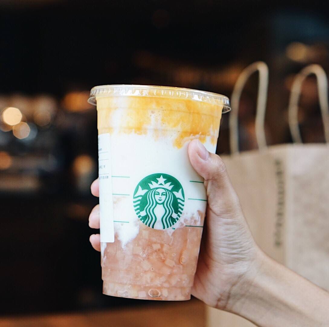 Redprice_50's tweet photo. #ชี้เป้า starbucks เมนูใหม่มา(อีก)แล้ว!

รีวิวย่อ
แก้วพีช: อร่อยมากไปกินซะ
แก้วองุ่น: โออิชิองุ่นเคียวโฮ

รีวิวยาว
Apricot&amp;Peach Yogurt 🍑
โยเกิร์ตปั่นใส่เจลลี่พีช ราดซอส apricot เข้ากันดีเป็นปี่เป็นขลุ่ย

Ruby Red Grape 🍇
น้ำองุ่นแดงปั่นเจลลี่เนื้อองุ่น ราดฟององุ่น เจ้มจ้น x3 https://t.co/q0ANl0iFrr