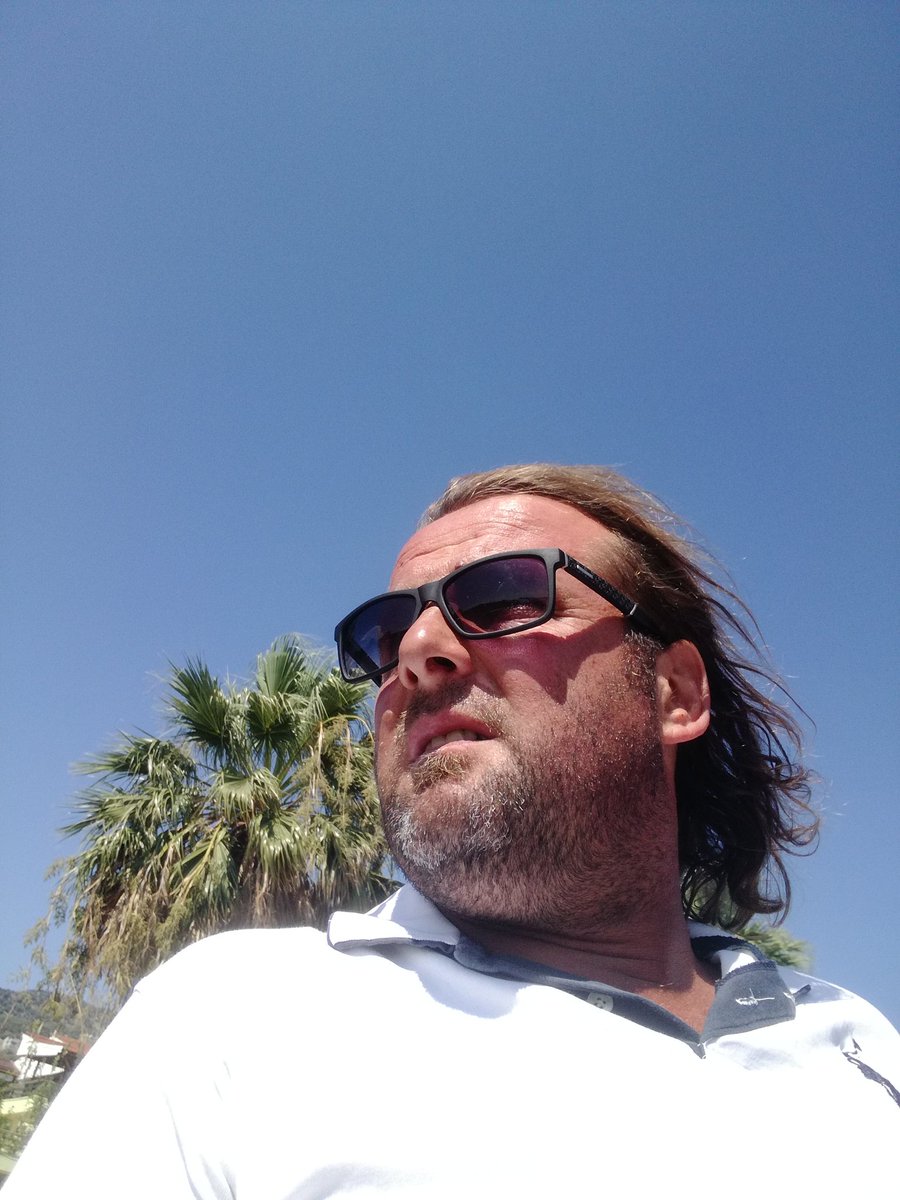 Hayat kısa ve biz dünyaya
Birinin bizi sevmesi için
Uğraşmaya gelmedik..
Severse , sever 
Sevmezse , gider...
