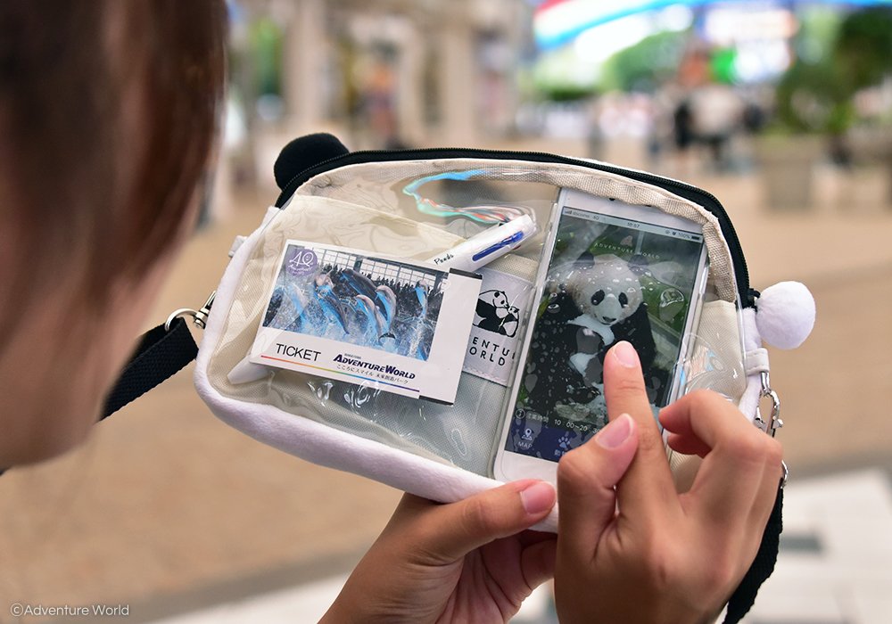 アドベンチャーワールド 公式 新発売の パンダスマホトート 1 0円 はトートに入れたままスマホの操作ができたり ちょっとした小物を入れたり 可愛くて便利で機能的なおすすめグッズです お出かけのおともにいかがですか ショップ Aw他