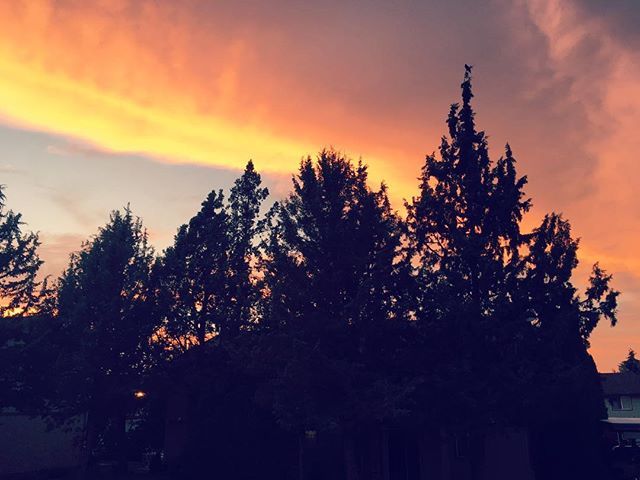 JMShumway's tweet photo. Oregon’s smoky days: horrid for lungs, wonderful for sunsets. #gobend https://t.co/GbsyImTnLf https://t.co/z8kXJjnfN1