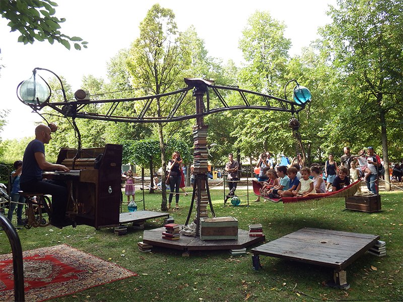 TheviotW's tweet photo. 1/8 (14h-20h; Parc du Vivier #Mérignac):  "Le #manège à contrevent" par  la Compagnie Grandet #Douglas. Un #pianiste suspendu d’un côté, un tapis  volant et ses voyageurs de l’autre, un appel à la rêverie en apesanteur. + à 18h: #concert d'Agnès et Joseph #Doher. https://t.co/h5PaXNVEB8