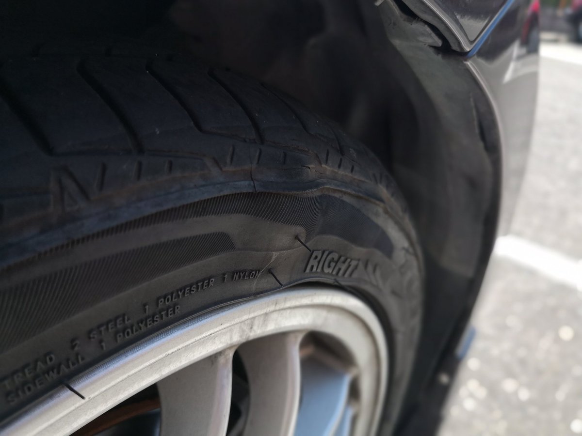 かめすきー ジャダーマン 右前タイヤが変形してるんやが 何があったんや ていうか大丈夫なのか サイドウォールが膨らんでる