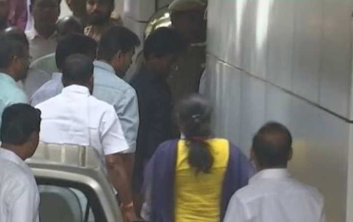 SSMusicTweet's tweet photo. .@actorvijay reaches Kauvery Hospital to enquire about @kalaignar89 's health. #KarunanidhiHealth https://t.co/PNtOCYf2sc