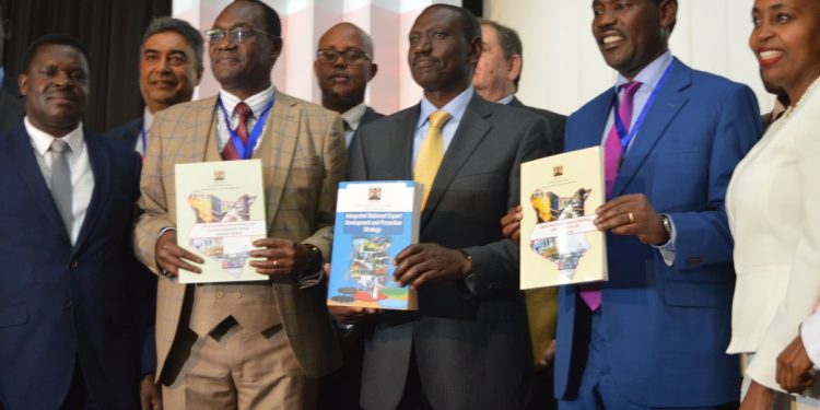 TheExchangeEA's tweet photo. https://t.co/A6QFDoWssZ
Trade conference held in Kenya this week brings hope for dwindling fortunes in export trade!
#Export #TradeExpo #Import #Tradefootprint #KenyaTradeWeek #Opportunity #News #ForeignInvestments #Manufacturing #Finance #SME #Strategy
@KEPSA_KENYA https://t.co/3ITZEOSY9D