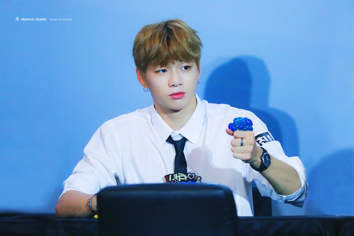 tropical_1210's tweet photo. 180731 ㄱ ㅣㅇㅕ버 포도와 함께하는 35절 하트쟁이🍇 #강다니엘
#다니엘 #daniel #워너원 #WANNAONE 

📸📎
https://t.co/ly42fZMuQR
https://t.co/chWovIj9TG https://t.co/9ytsw9Juj5