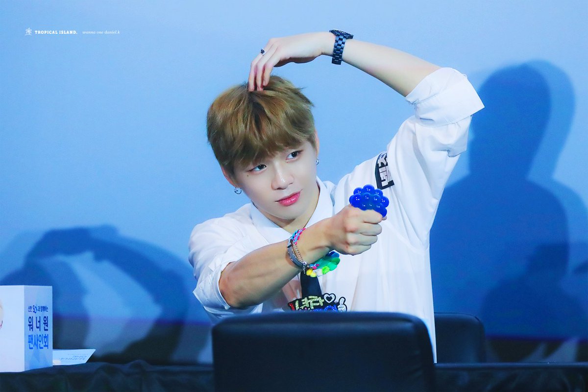 tropical_1210's tweet photo. 180731 ㄱ ㅣㅇㅕ버 포도와 함께하는 35절 하트쟁이🍇 #강다니엘
#다니엘 #daniel #워너원 #WANNAONE 

📸📎
https://t.co/ly42fZMuQR
https://t.co/chWovIj9TG https://t.co/9ytsw9Juj5