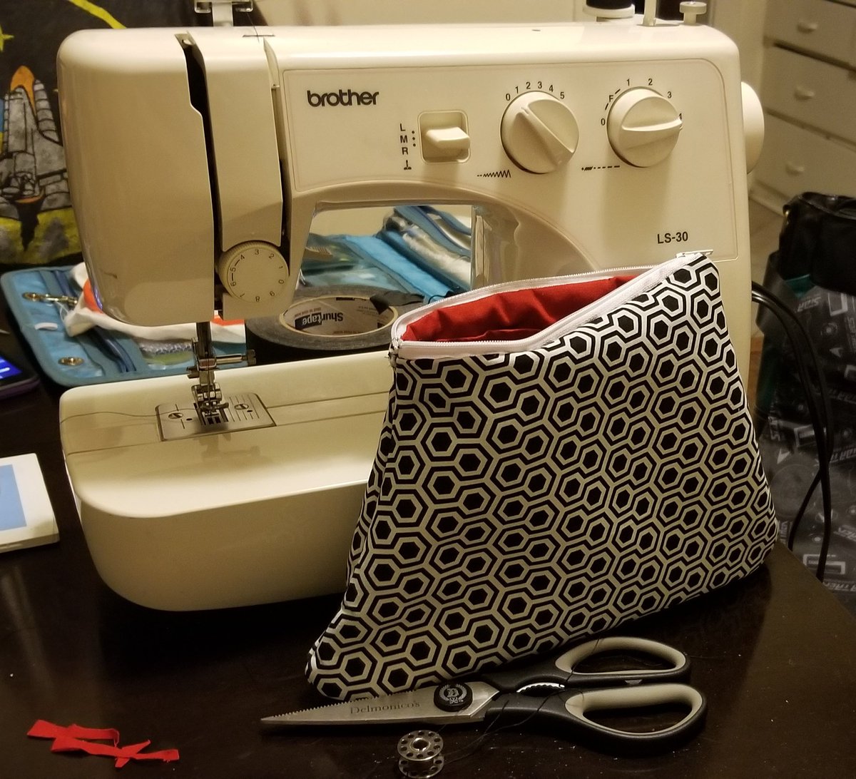 megalophonous's tweet image. I need a bag, I make a bag. Simple. #notsimple #dontlooktooclose #worksgoodlooksbad