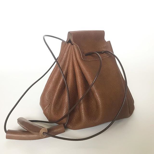 As Couture Jp 巾着バッグ 進化する巾着バッグだけど 基本のmサイズ サイズ感がかわいい レザークラフト ハンドメイド 革 Leathercraft Handmade Leather Leatherbag バッグ 巾着 ファッション デザイン Design 手縫い 革のバッグ 巾着