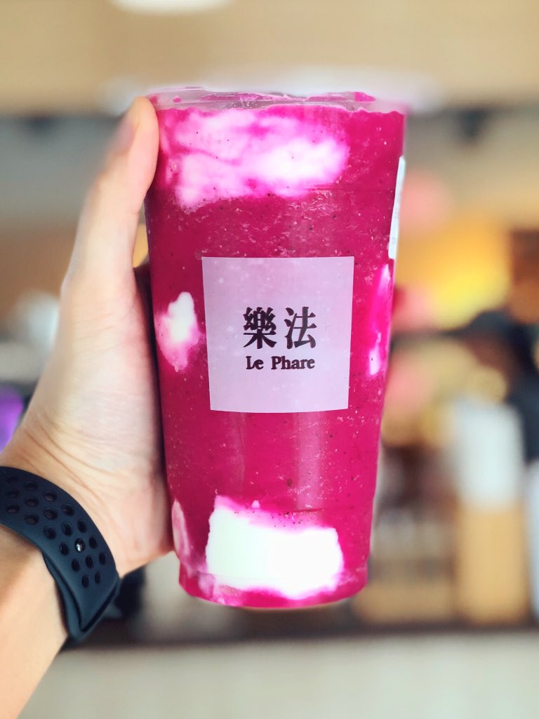 hsushenhao's tweet photo. #樂法 #火龍果雲朵冰沙 $85，新鮮水果與優格製成，炎熱的夏天注入一抹涼意～ 不過冰沙用封口且雲朵用的有點醜～ 扣分～
#food #taipeifood #taiwan #taipei #newtaipeicity #yummy #tasty #delicious #foodie #fruittea #dragonfruit #Reddragonfruit #yogurt #instagood #instafood https://t.co/e35Xqj3W4U