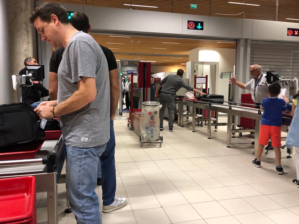 De l’utilité d’un contrôle de sécurité à la sortie d’un avion?#ADP
5 lignes ouvertes ce matin à 6h à CDG pour checker tous les passagers en correspondance juste sortis d’un avion où ils avaient embarqué qq heures auparavant après un contrôle sécurité complet. Pourquoi?