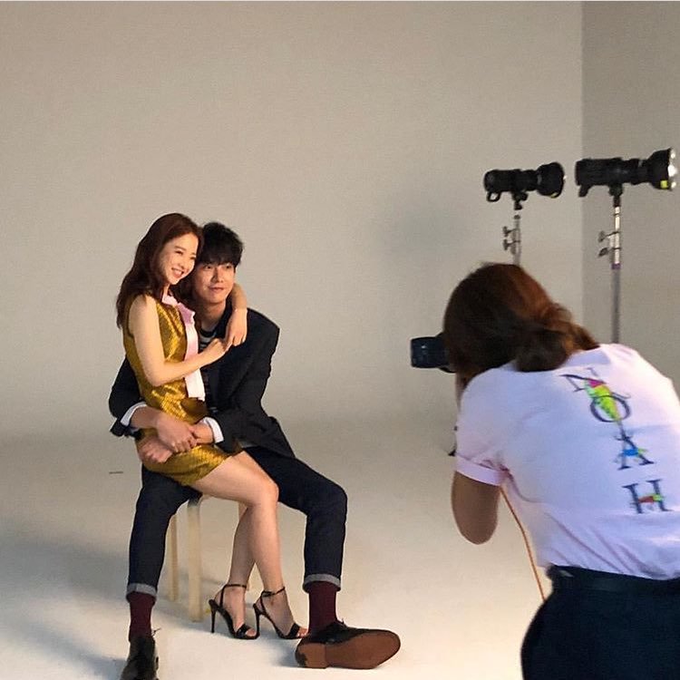 AmP_BiRd's tweet image. โอ๊ยยยย!!! คู่นี้ค่อดน่ารัก เอ็นดูขนาดส่วนสูงของทั้งคู่ ความตัวเล็กตัวน้อยของโบยองและความสูงใหญ่ยักษ์ของพี่กวังเปนขนาดตัวที่ค่อดเขินเลย ภาพเบื้องหลังน่ารักโพดๆ เชียร์ๆ นึกถึงคำพูดพี่กวังเลย "พัคโบยองมีผลต่อการตัดสินใจรับเล่นหนังเรื่องนี้ของผม100%ครับ" พี่กวังหยอดเก่ง 555555