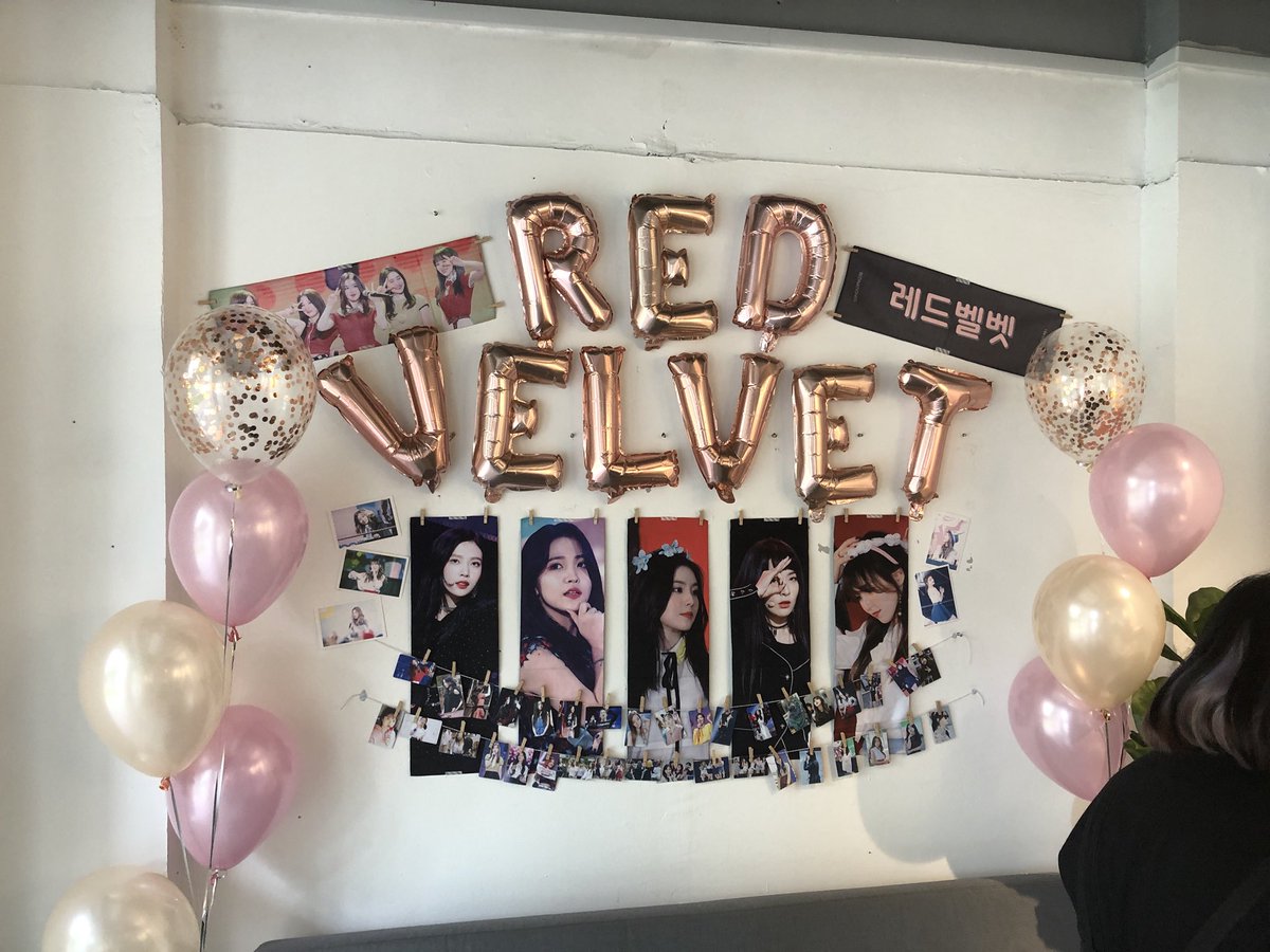 ChengSeong_'s tweet photo. @REDNATIONSG Thank you all for making my first anniversary with Red Velvet such a memorable one with the beautifully decorated cafés and gorgeous photocards and sleeve! Here’s to many more great years with Red Velvet 🍉🍍🍊🥝🍇 

#4YearsWithRedVelvet 
#레드벨벳_4주년_대댕큐 https://t.co/ji1xTANaqP